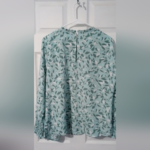 Green and White Relaxed Blouse with Peter Pan Collar - Picture 5 of 5